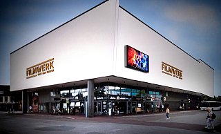 Ganz in Weiß mit schwarzer Kante präsentiert sich das Multiplexkino nach seiner Renovierung. Die Bezeichnung „Filmwerk" ist nur ein Arbeitsname. Der neue Name soll eine besondere Beziehung zu Gütersloh aufzeigen. - Streich Architektur & Immobilien