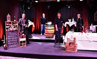 (v. l.) Der Weinexperte Frank Lörkens, Christian Bökamp vom Sennekult, Christian Vullhorst als Moderator und Gastronomin Viktoria Förster-Streblau waren mit der ersten Online-Weinprobe sehr zufrieden. - Raphael Athens