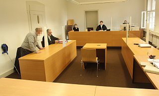 Der Unfallfahrer (91) geht am Stock und ist herz- und zuckerkrank. Rechts daneben sein Verteidiger Jochen Flagmeier. - Ulf Hanke