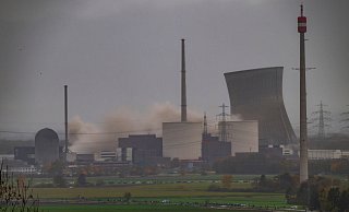 Erst fiel der linke Kühlturm, dann der rechte. - Peter Kneffel/dpa