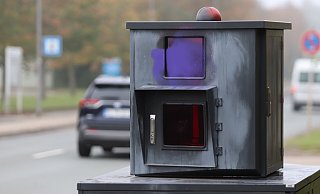 Die Stadt hat den Schaden am Blitzer am 16. Oktober festgestellt. Einen Tag später war er an der Karlstraße im Einsatz und die Spuren der Sachbeschädigung noch sichtbar. MT-Foto: - Alex Lehn