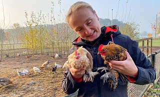 Petra Hagemeier war ziemlich erstaunt, als sie die beiden fremden Hähne am Dienstag entdeckte. - Anke Schneider