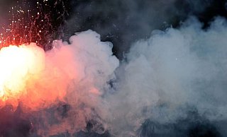 Mit einer selbst gebastelten Rauchbombe soll der 31-Jährige den Supermarkt in Bielefeld vollgequalmt haben. Es war nicht seine einzige Tat. - Symbolfoto: Picture Alliance