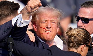 Trump wurde bei dem Attentat im Juli am Ohr verletzt. (Archivbild) - Gene J. Puskar/AP/dpa