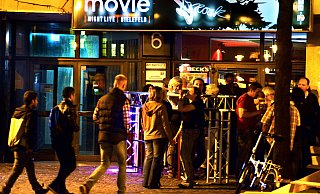 Zweimal dunkelhaarig, einmal blond: Auch in Begleitung eines Deutschen hatten die zwei Asylbewerber (links) keine Chance auf einen Tanz im Movie. Der Betreiber sagt, sie seien zu jung gewesen. Die Ausweise wurden nicht kontrolliert. - Foto: Barbara Franke