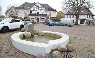 Der Blücherplatz in Spenge ist momentan vor allem ein Parkplatz -er soll darum umgestaltet werden. - Mareike Patock