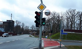 Einer der beiden neu installierten Trixi-Spiegel an der Bielefelder Straße. - Frank Jasper