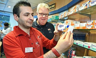 Hasan Tarraf und Thomas Busch in der Busch-Apotheke am Kesselbrink. - Barbara Franke