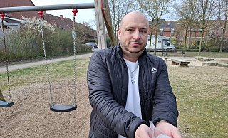 Daniel Stojanovic zeigt auf dem Bockschatz Spielplatz in Gütersloh eine Tüte mit Hundefutter. Einige weiße Tabletten befinden sich ebenfalls darin. - Philipp Kersten
