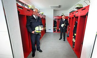 Jens Markus (l.) und Bernd Kreylos in einem der neuen Umkleideräume für die Freiwillige Feuerwehr Bremerberg/Eilversen. Dort ist ab sofort auch die sogenannte „Schwarz-Weiß-Trennung", also die Trennung der persönlichen Schutzausrüstung von der Privatkleidung, möglich. - Madita Schellenberg