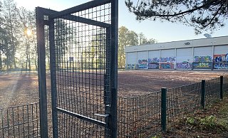 Angrenzend an die Dreifachhalle soll nach den Ideen der Planer das neue Hallenbad entstehen. Dafür müssten das Tartan-Spielfeld und ein Soccerplatz weichen. Doch für das Gelände des Schulzentrums würden sich noch weitere Veränderungen ergeben. - Jens Reddeker