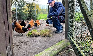 Herbert Quakernack aus Bielefeld ist seit 60 Jahren Rassegeflügelzüchter. - Mareike Köstermeyer