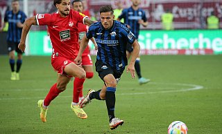 Marcel Hoffmeier, der hier dem Lauterer Lex-Tyger Lobinger enteilt, stellte auch beim Paderborner 1:0-Sieg auf dem Betzenberg seinen Offensivdrang unter Beweis und zählte einmal mehr zu den besten SCP-Akteuren. - picture alliance