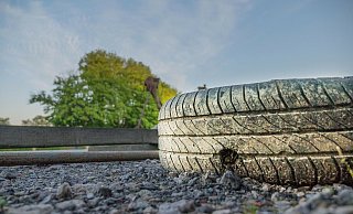 Auf der Autobahn 33 liegen Reifenteile. Autofahrer sollten vorsichtig fahren. - Symbolbild: Pixabay