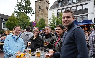 Junge Engeraner auf dem Abendmarkt – insgesamt waren über 200 Menschen dabei. - Juri Bürgin