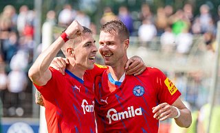 Holmbert Friojonsson (r) und Holstein Kiel zitterten sich in die 2.Runde des DFB-Pokal. - David Inderlied/dpa
