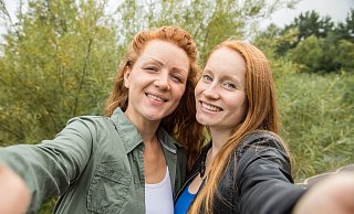 Aus den Augen verloren und nach Jahren wiedergefunden. Es klappt in rund jedem dritten Fall, dass man eine alte Freundschaft wiederbelebt, so der Test eines Freundschaftsexperten. - Christin Klose/dpa-tmn
