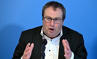 NRW-Verkehrsminister Krischer hat eine Warnung an seinen Amtskollegen im Bund. (Archivbild) - Federico Gambarini/dpa