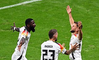 Niclas Füllkrug (r) erzielte kurz vor Schluss den Ausgleich mit einem Kopfballtor. - Arne Dedert/dpa