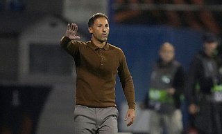 Trainer Domenico Tedesco steht mit Fenerbahce vor einem spannenden Spiel gegen Stuttgart. (Archivbild) - Darko Bandic/AP/dpa