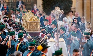 Der Schrein des heiligen Liborius wird in den Paderborner Dom getragen, in diesem Jahr können nur wenige Gläubige dabei sein. - Besim Mazhiqi/Erzbistum Paderborn