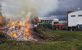 Ein Bild aus vergangener Zeit: Das Osterfeuer am Hüller in Kirchlengern. Der NABU will eine Regelung für Osterfeuer in Kirchlengern. - Angelina Kuhlmann