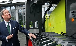 Beide auf ihre Weise Schwergewichte: Armin Laschet und der imposante Lexion 8900, Mähdrescher des Jahres 2020. - Patrick Menzel