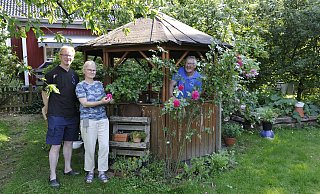 Frank und Petra Wiese (v.l.) freuen sich mit Friedhelm Diebrock, Vorsitzender des Nabu-Kreisverbands Herford, über ihren naturnah gestalteten Garten. - Sandra C. Siegemund