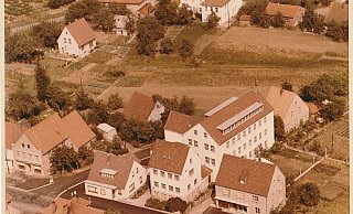 Das Luftbild zeigt die Gebäude der Firma Dreyer in den 1960er Jahren. Die Lübbecker Straße verläuft vor dem Komplex. Die Straße, die links abzweigt, ist der Kantor-Lohmann-Weg. - Dirk Windmöller