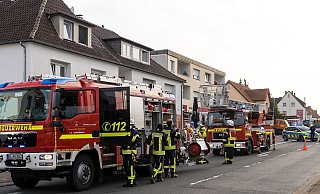 Mit zahlreichen Feuerwehr- und Rettungsdienstfahrzeugen eilten die Retter zur Detmolder Straße. - Foto: Christian Mathiesen