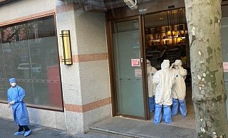 Wenn Oliver Wessel aus seinem Zimmerfenster schaut, sieht er stets Menschen in Schutzkleiduntg. - Oliver Wessel
