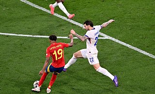 Spaniens Lamine Yamal (l) kürt sich zum jüngsten Torschützen einer EM. - Sven Hoppe/dpa