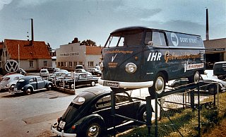 Die Autos auf dem Foto wären heute begehrte Oldtimer und teurer zu bezahlen als damals. - kiel-steinkamp