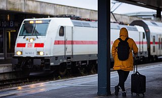 Schietwetter: Wegen Herbststürmen kann es im Bahnverkehr zu erheblichen Einschränkungen kommen. - Moritz Frankenberg/dpa/dpa-tmn