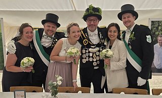 Matthias Pirone und Lea Altmiks (Mitte) sind das neue Königspaar in Bödexen. Jungkönigspaar Bianca Heinemann und Frederik Rehker sowie das Altschützenkönigspaar Melanie und Rüdiger Überdick gratulieren. - Privat