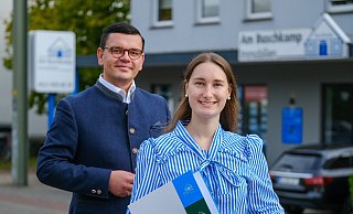 Bestnoten im Doppelpack: Celina Gicevic (22) und ihr Chef Marius Jagiello, Teilhaber von „Immobilien am Buschkamp“. - Andreas Zobe