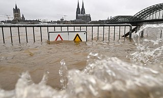 Alle Bürger in Nordrhein-Westfalen können ab sofort prüfen, ob ihr Zuhause von Starkregen, Hochwasser oder Überflutung bedroht ist. - Roberto Pfeil/dpa