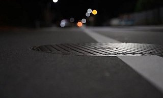 Die Täter warfen einen Gullydeckel in die Schaufensterscheibe (Symbolfoto).  - Pixabay
