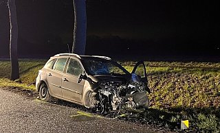 Ein 22-Jähriger aus Rietberg kam mit seinem Renault Twingo von der Fahrbahn ab und prallte gegen einen Baum. - Thorsten Heß