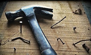 In der Hand hielt er einen Schlosserhammer, mit welchem er den Mitarbeiter der Steinheimer Tankstelle bedrohte. - Pixabay/ Andy Gries (Symbolfoto)