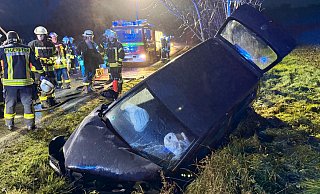 Mit schweren Verletzungen wurde der 26 Jahre alte Fahrer von der Lichtenauer Feuerwehr aus dem verunglückten VW Fox gerettet. - Ralph Meyer