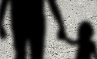 Sechsjähriges Mädchen vertraut sich erst der Großmutter an. Der Lebensgefährte ihrer Mutter soll sie mehrfach missbraucht haben. - Pixabay/geralt