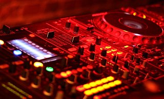 Nach einem Anruf mussten mehrere tausend Menschen aus der Großdiskothek Naava in Melle evakuiert werden. - Symbolfoto/Pixabay