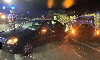 Der 68 Jahre alte Fahrer des Mercedes wurde vom silbernen Audi erfasst und schwer verletzt. - Feuerwehr Paderborn