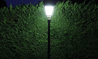Ein Symbolbild von einer ausgeschalteten Straßenlaterne bei Nacht ist schwierig zu finden. Deswegen leuchtet diese noch. - Pixabay