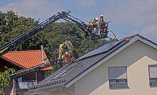 Die auf dem Dach installierte PV-Anlage machte es den Einsatzkräften schwer. - FFW Steinheim