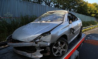 Das beschädigte Cabrio auf dem Abschleppwagen. - Michael Glatzel