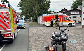 Bei der Kollision von zwei Motorrollern auf der Ostenländer Straße in Höhe des Feuerwehrgerätehauses wurden drei junge Menschen verletzt. - Ralph Meyer