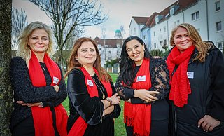 Melek Yapar (49, v.l.) aus der Türkei , Nadia Arshad (37) aus Pakistan, Aras Surchi (42) aus dem Irak und Jennifer Kubatzki (40) mit englisch-portugiesischen Wurzeln tragen als Erkennungszeichen rote Schals. - Sarah Jonek
