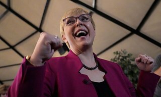 Die liberale Kandidatin Natasa Pirc Musarat feiert in ihrem Wahlbüro ihren Wahlsieg. - Darko Bandic/AP/dpa